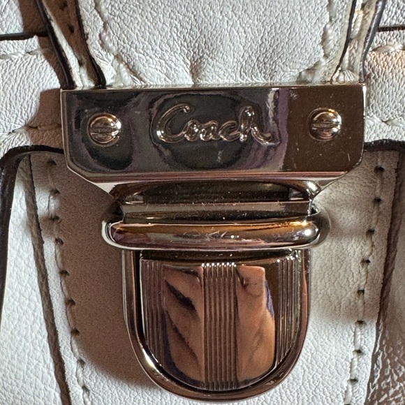 Coach Poppy Pushlock Tote Purse # 17924 - Picture 5 of 9